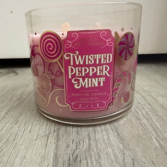 Bath & Body Works Twisted Peppermint Candle - Picture 2 of 4